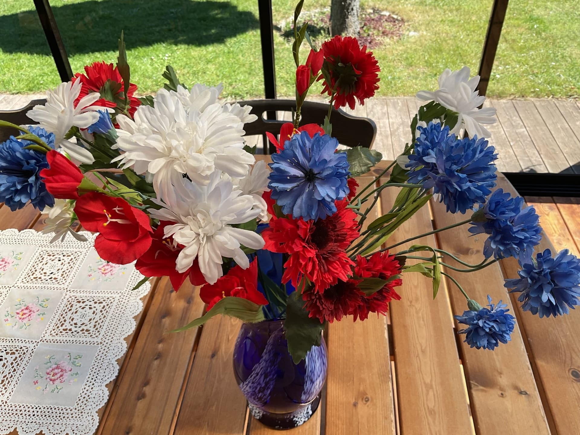 Konstgjorda blommor i rött, vitt och blått, bukett o Ljusmanschetter