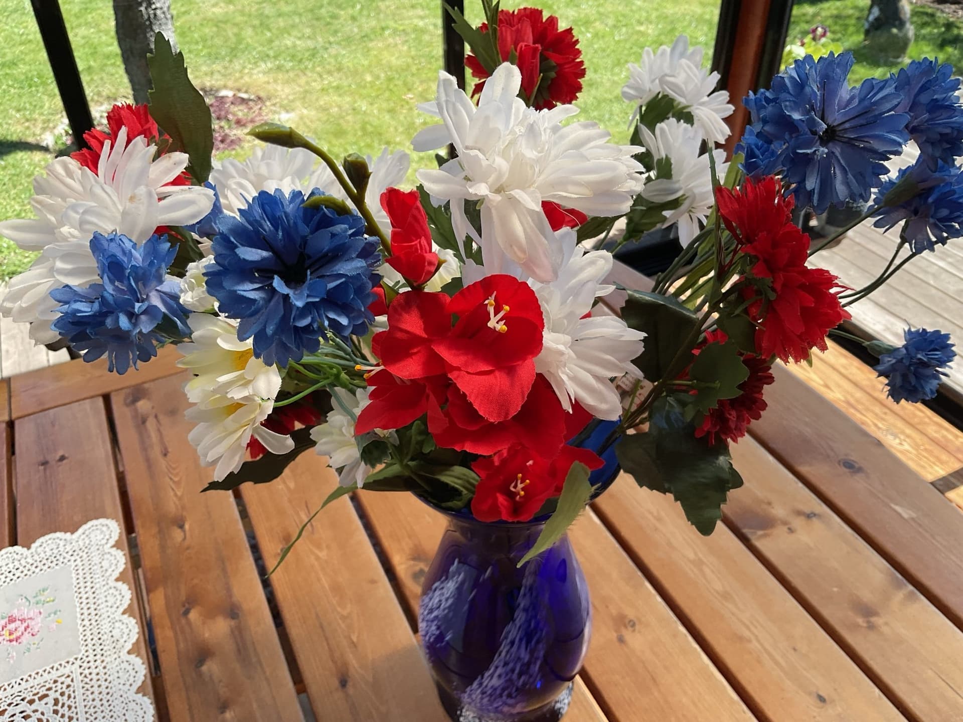 Konstgjorda blommor i rött, vitt och blått, bukett o Ljusmanschetter