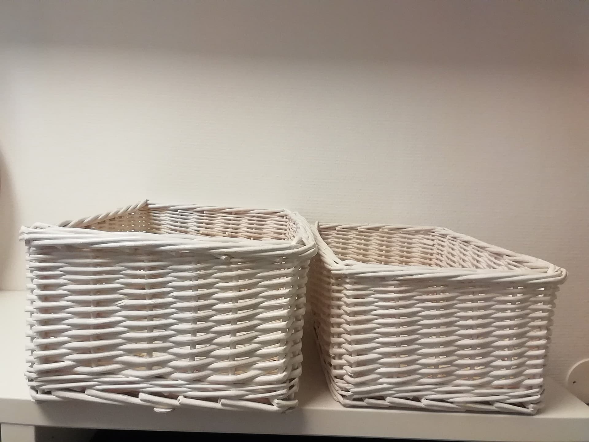 2 st Förvaringskorgar-vit rotting liten och STOR - ca 43x29x17--38x25x15 cm