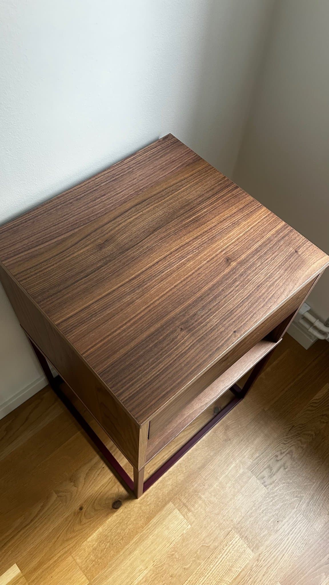 Sängbord i valnöt med metallram