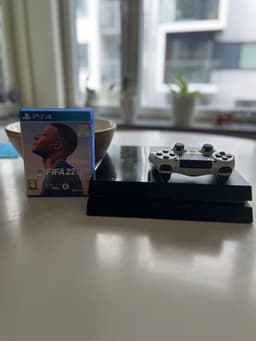 PlayStation 4 med FIFA 22 och handkontroll