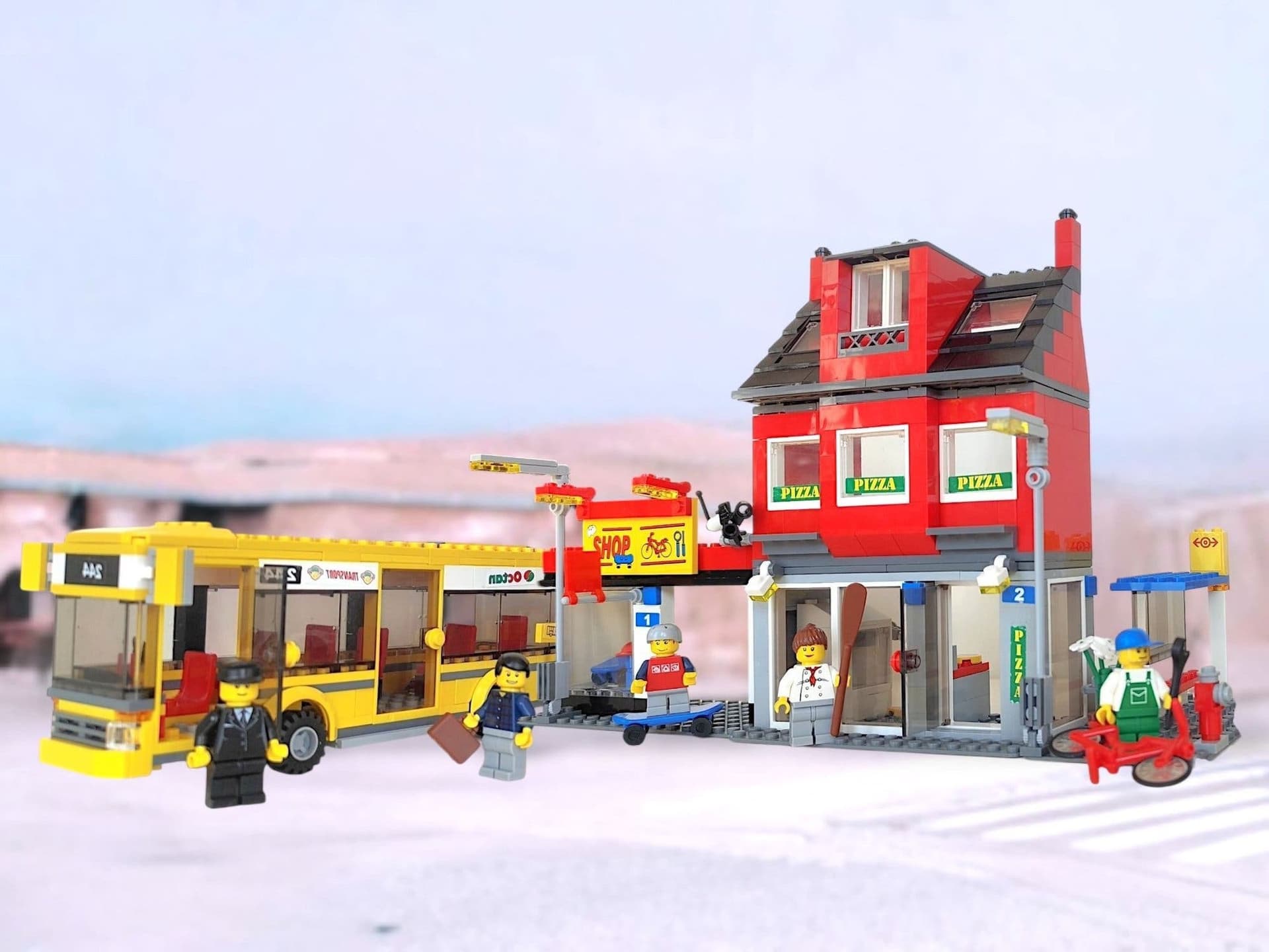 LEGO City 7641 City Corner, Stadshörn med buss, pizzeria, cykelaffär