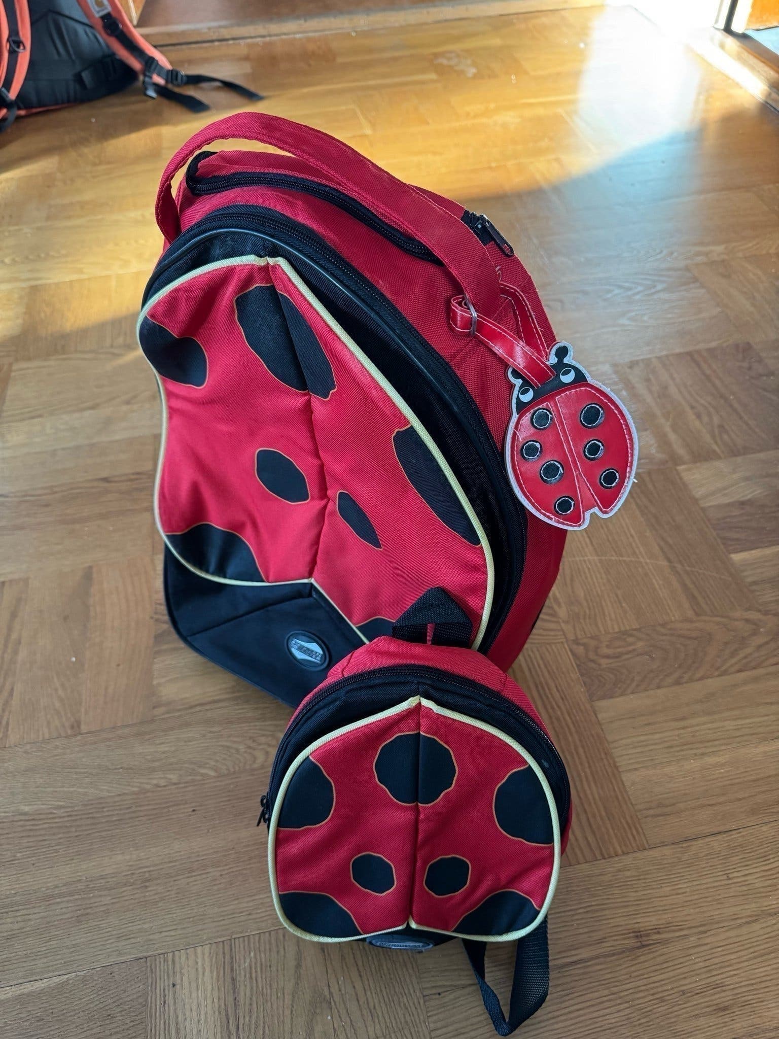 American Tourister Resväska med matchande ryggsäck- Nyckelpigedesign!