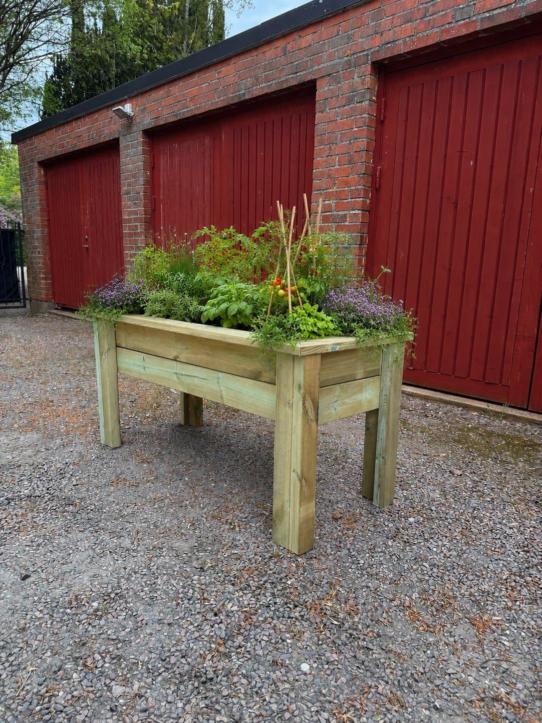 Handbyggd planteringslåda för trädgård, uteplats eller entré!