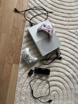 Xbox One S med två handkontroller