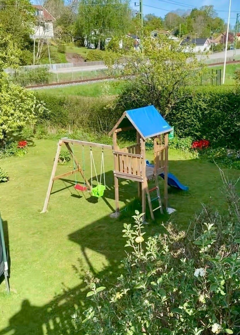 Lektorn Jungle Gym Castle med gunga och rutschkana