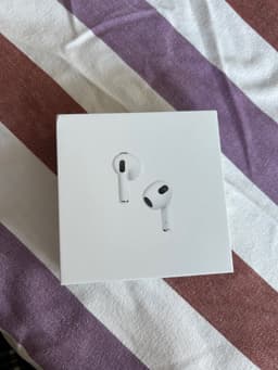 Apple AirPods (3:e generationen) med MagSafe laddningsetui