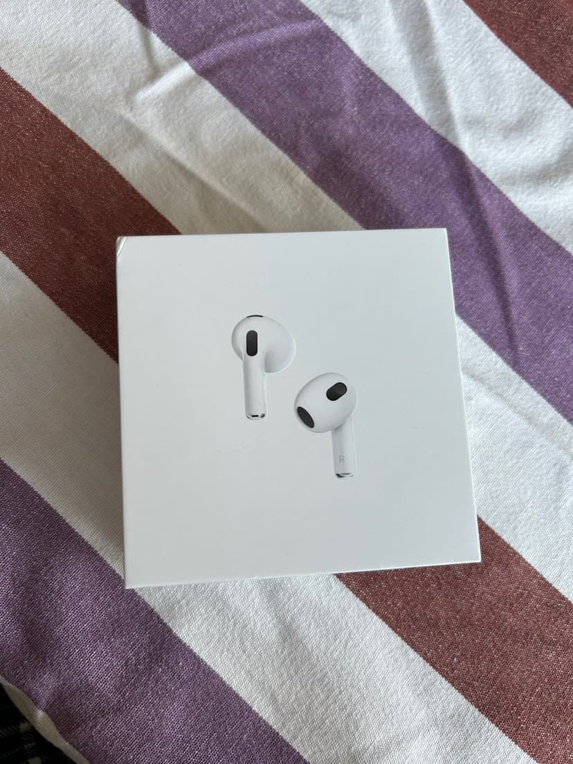 Apple AirPods (3rd Generation) med Lightning laddningsetui - 2022