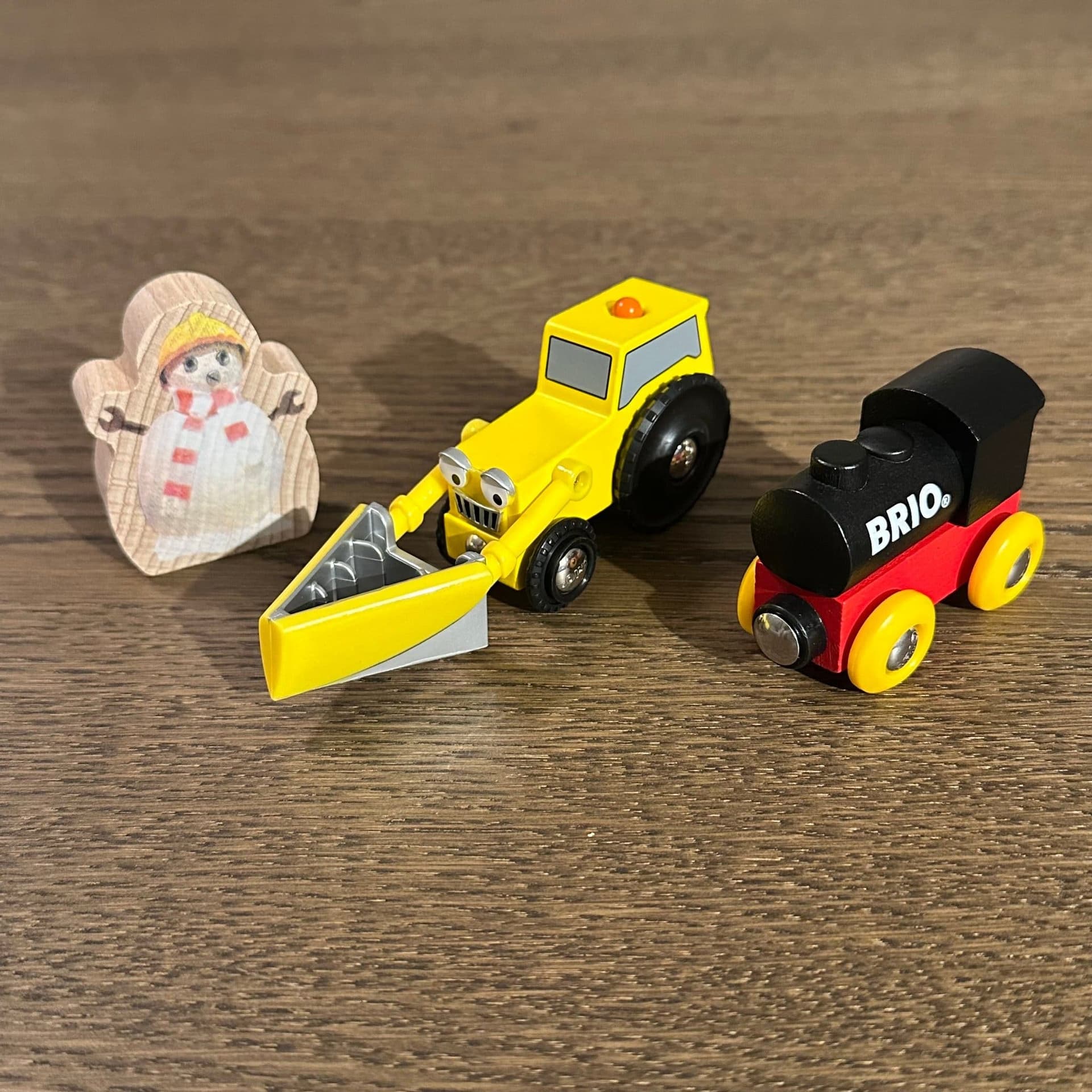 Äldre Brio tåg, äldre Brio grävmaskin Byggare Bob Skopis och träfigur snögubbe