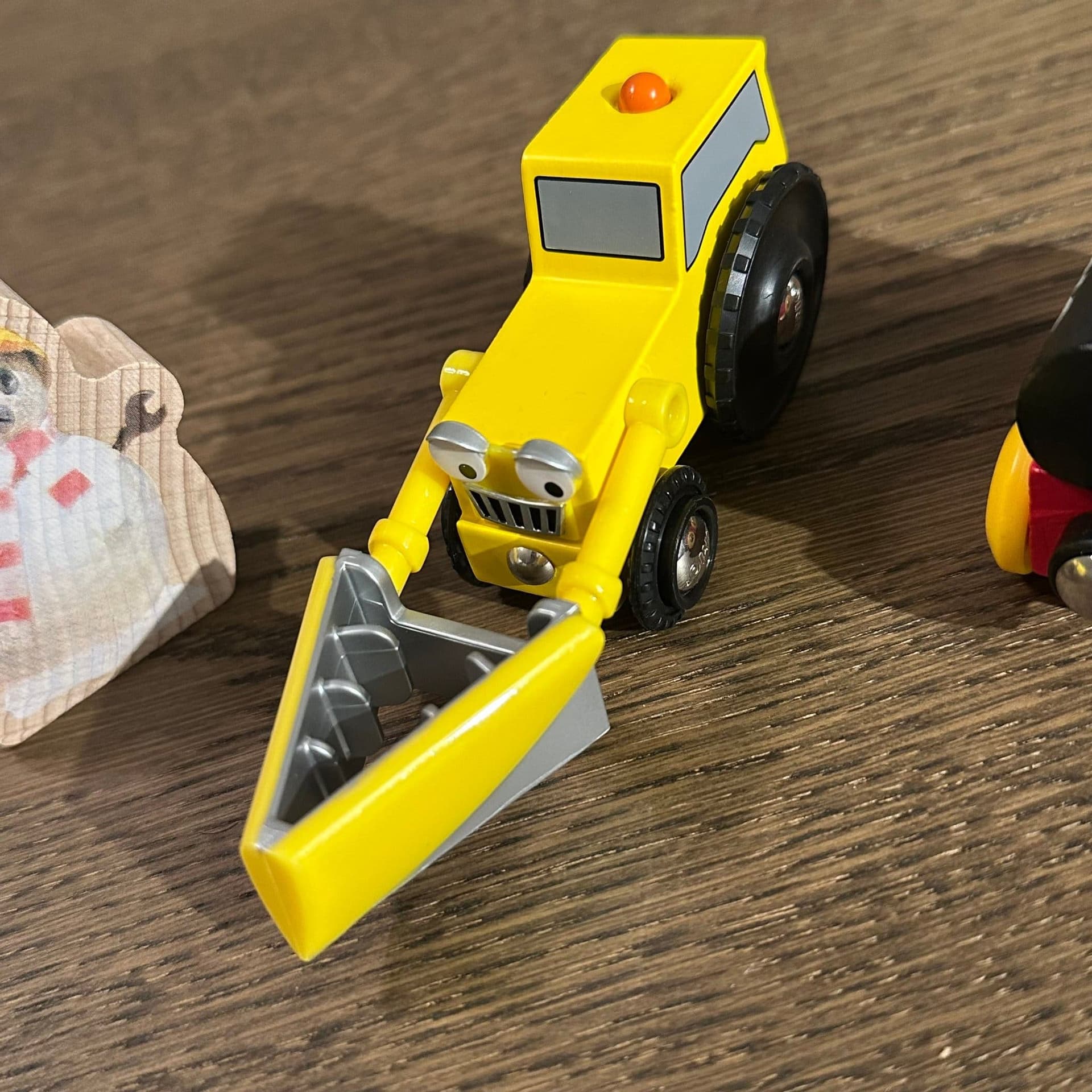 Äldre Brio tåg, äldre Brio grävmaskin Byggare Bob Skopis och träfigur snögubbe
