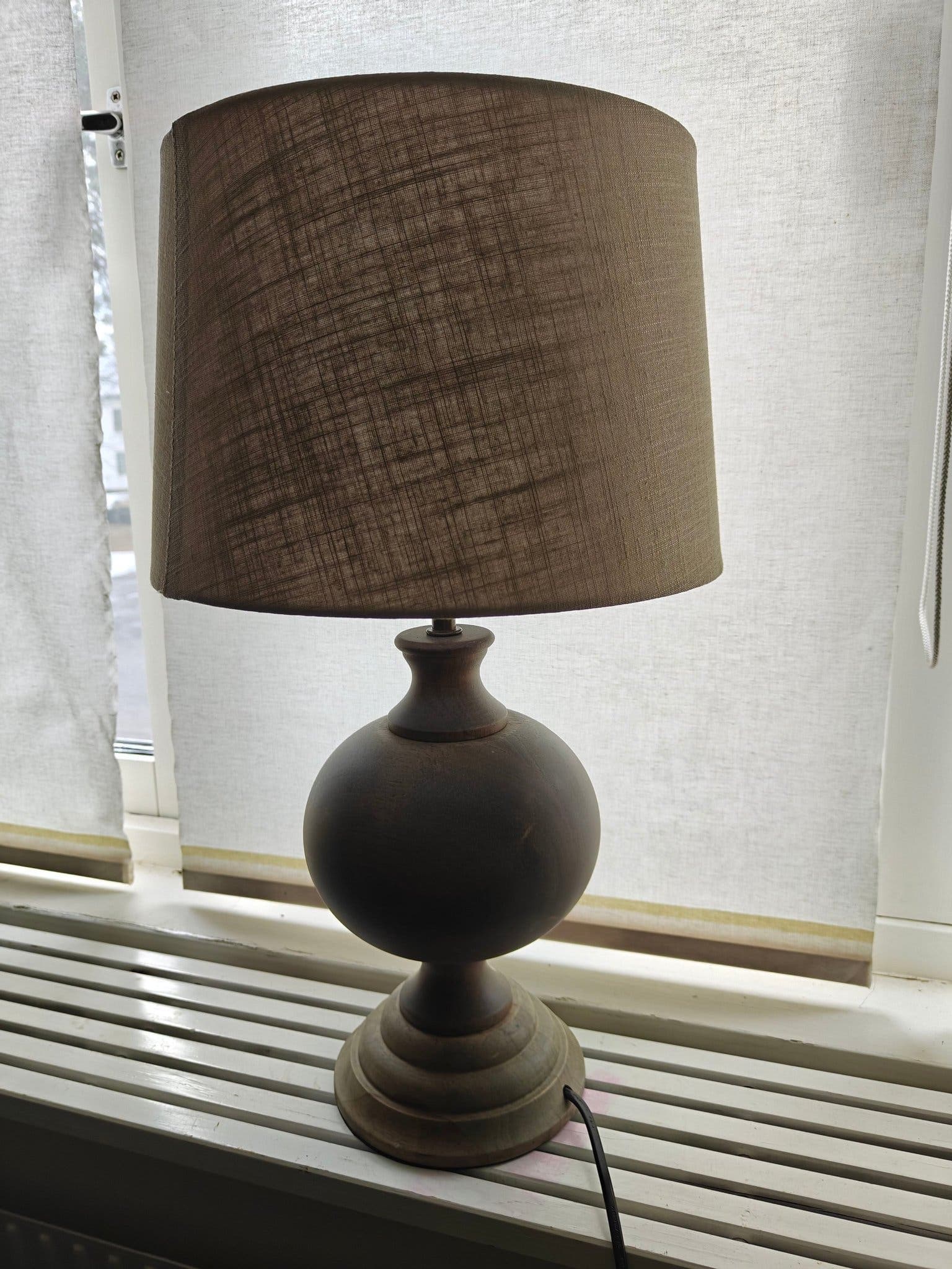 Bordslampa med träfot och tygskärm