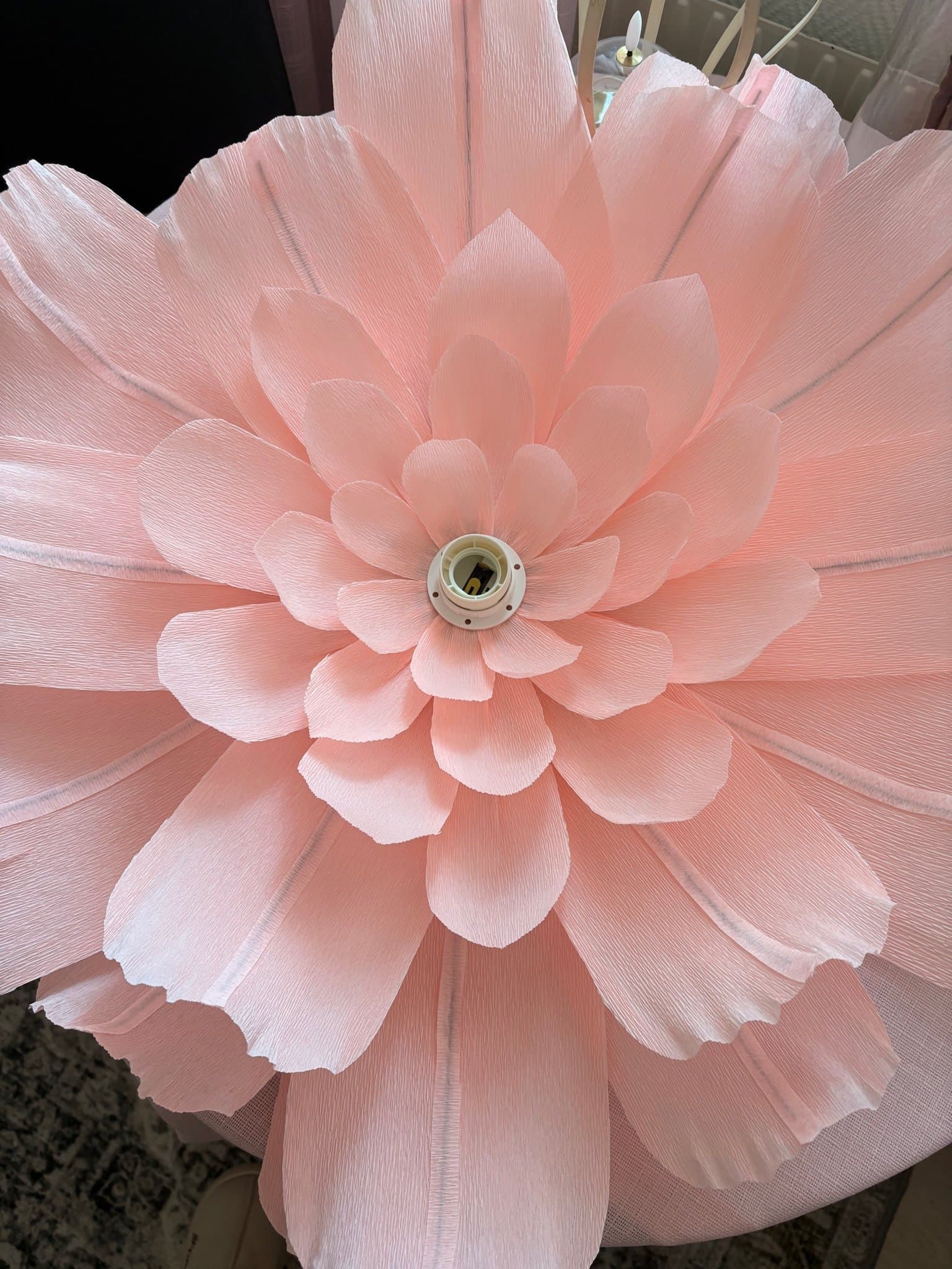 Taklampa i form av en rosa blomma, kort auktion ??
