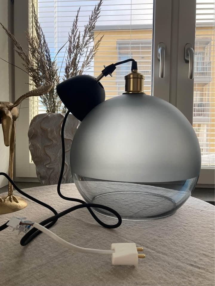 IKEA Jakobsbyn taklampa i grått glas med upphäng