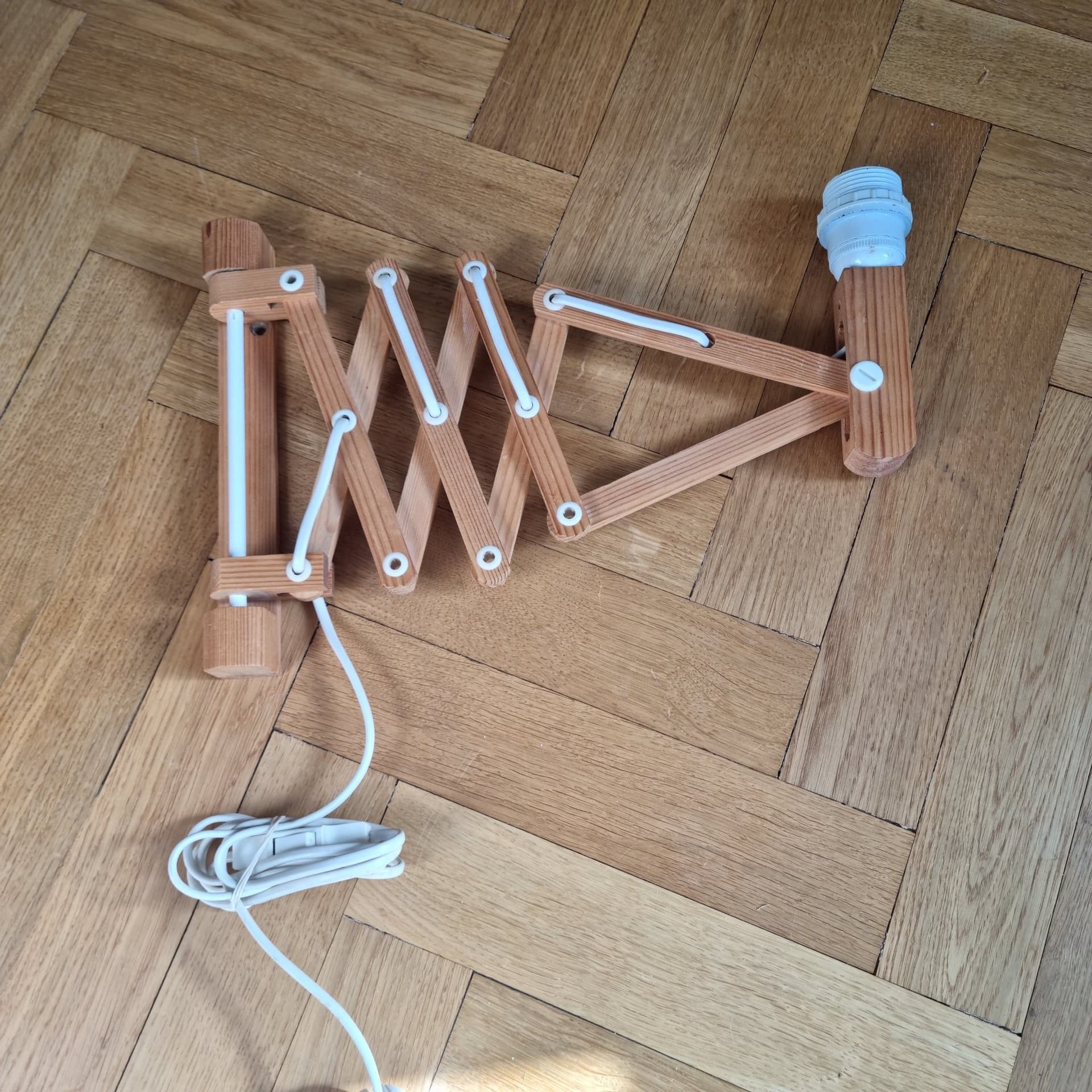 IKEA V9004 VÄGGLAMPA, furu, saxlampa dragspelsarm och plisserad skärm, 60/70-tal