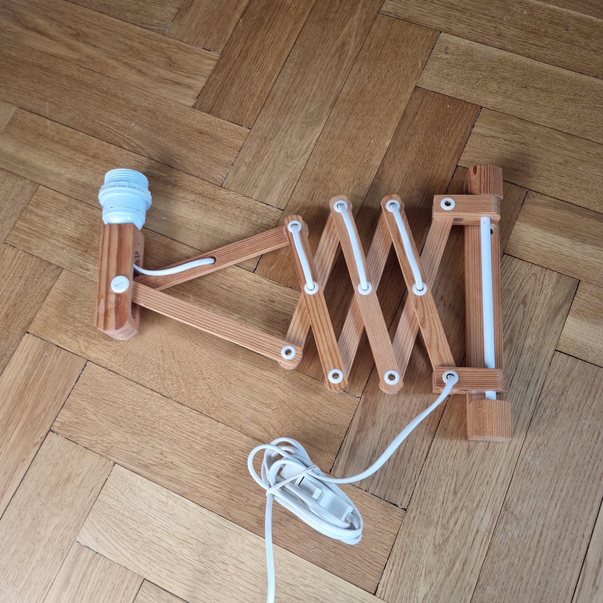 IKEA V9004 VÄGGLAMPA, furu, saxlampa dragspelsarm och plisserad skärm, 60/70-tal