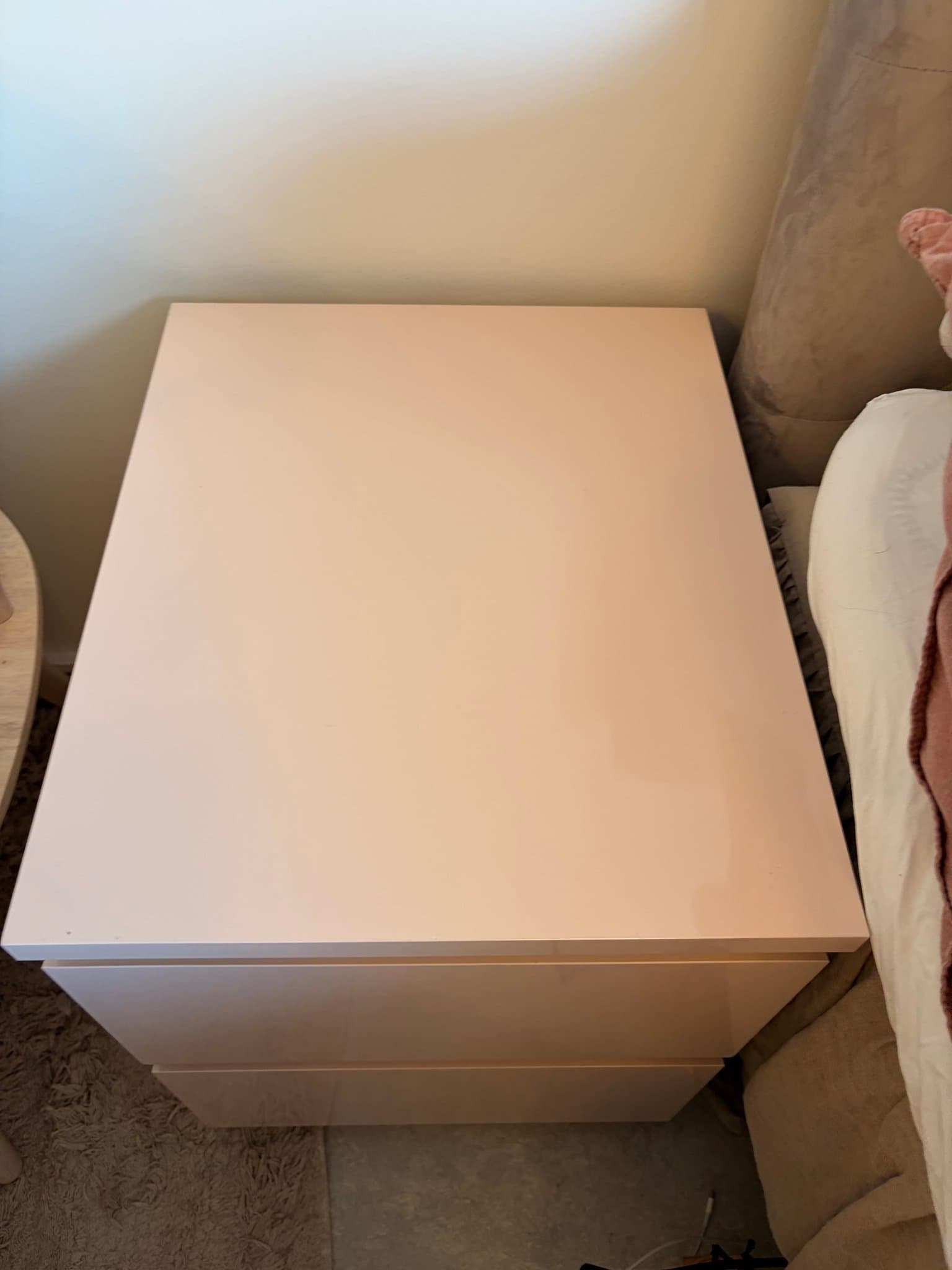 Nattduksbord med två lådor från IKEAs malm kollektion