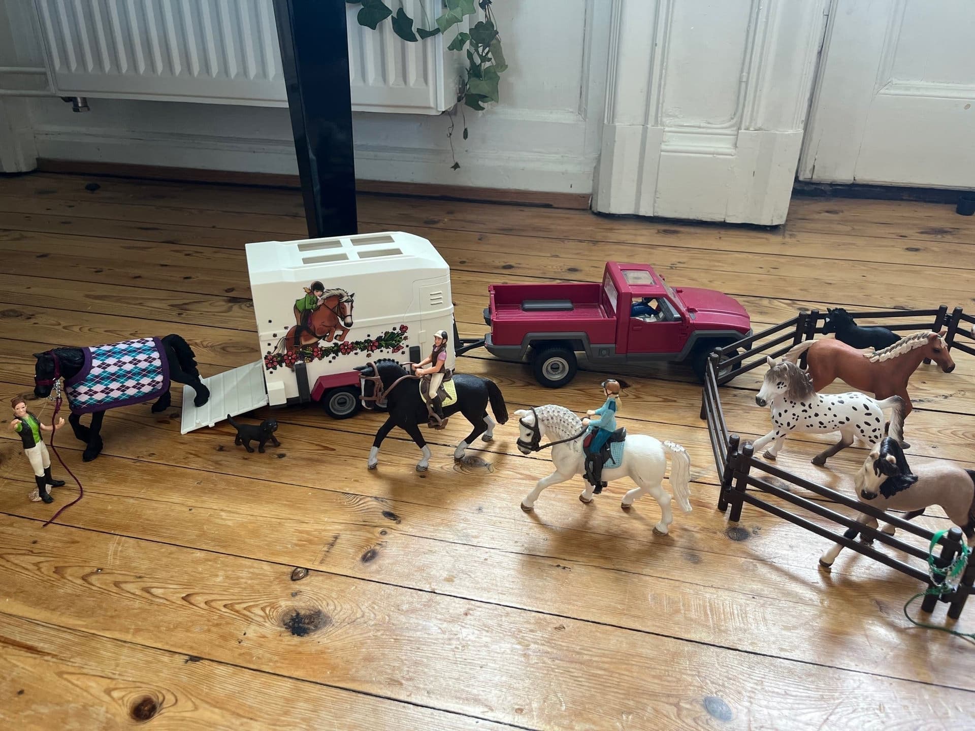 Schleich Hästset med Bil, häst transport och hage