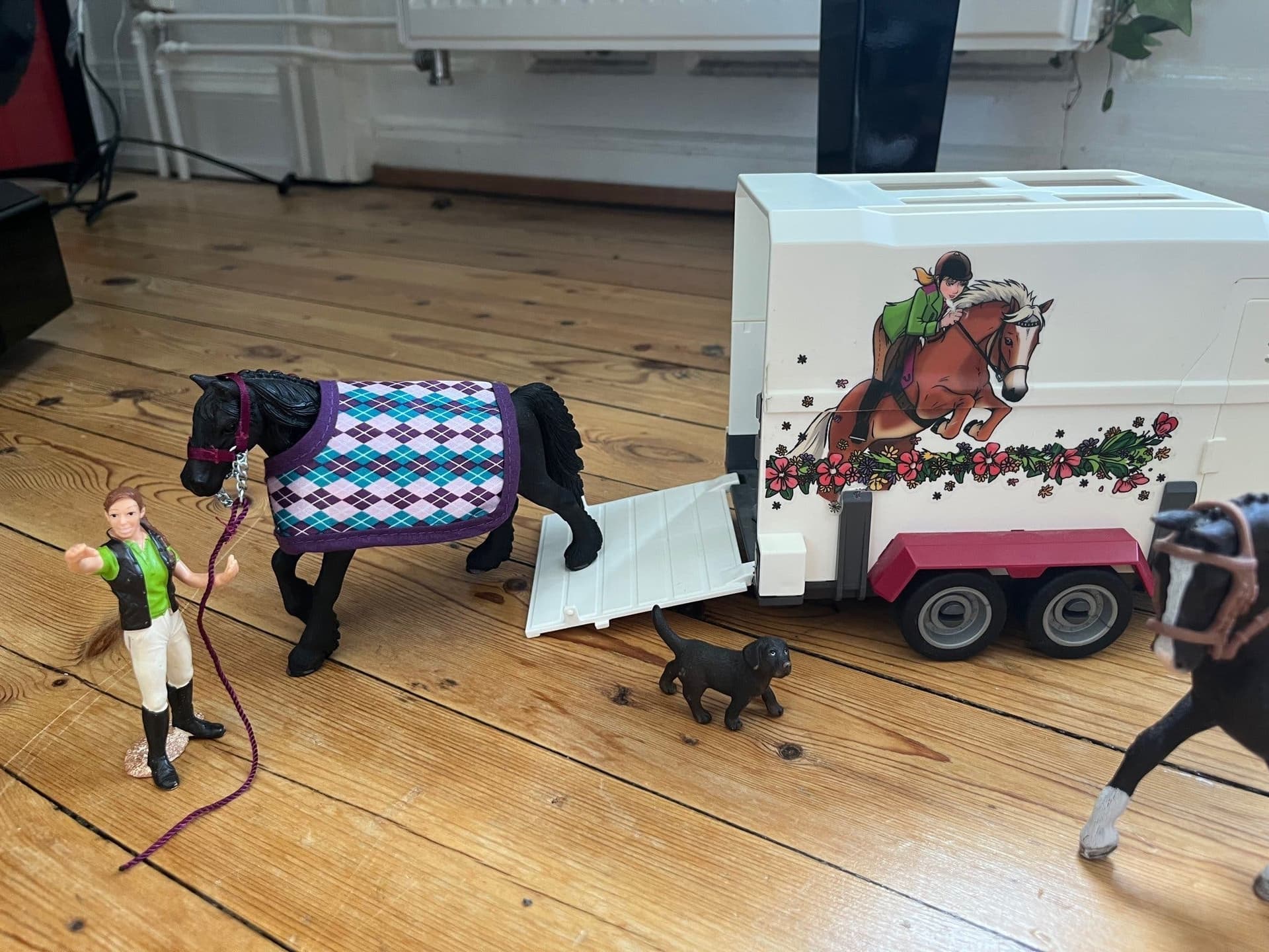 Schleich Hästset med Bil, häst transport och hage
