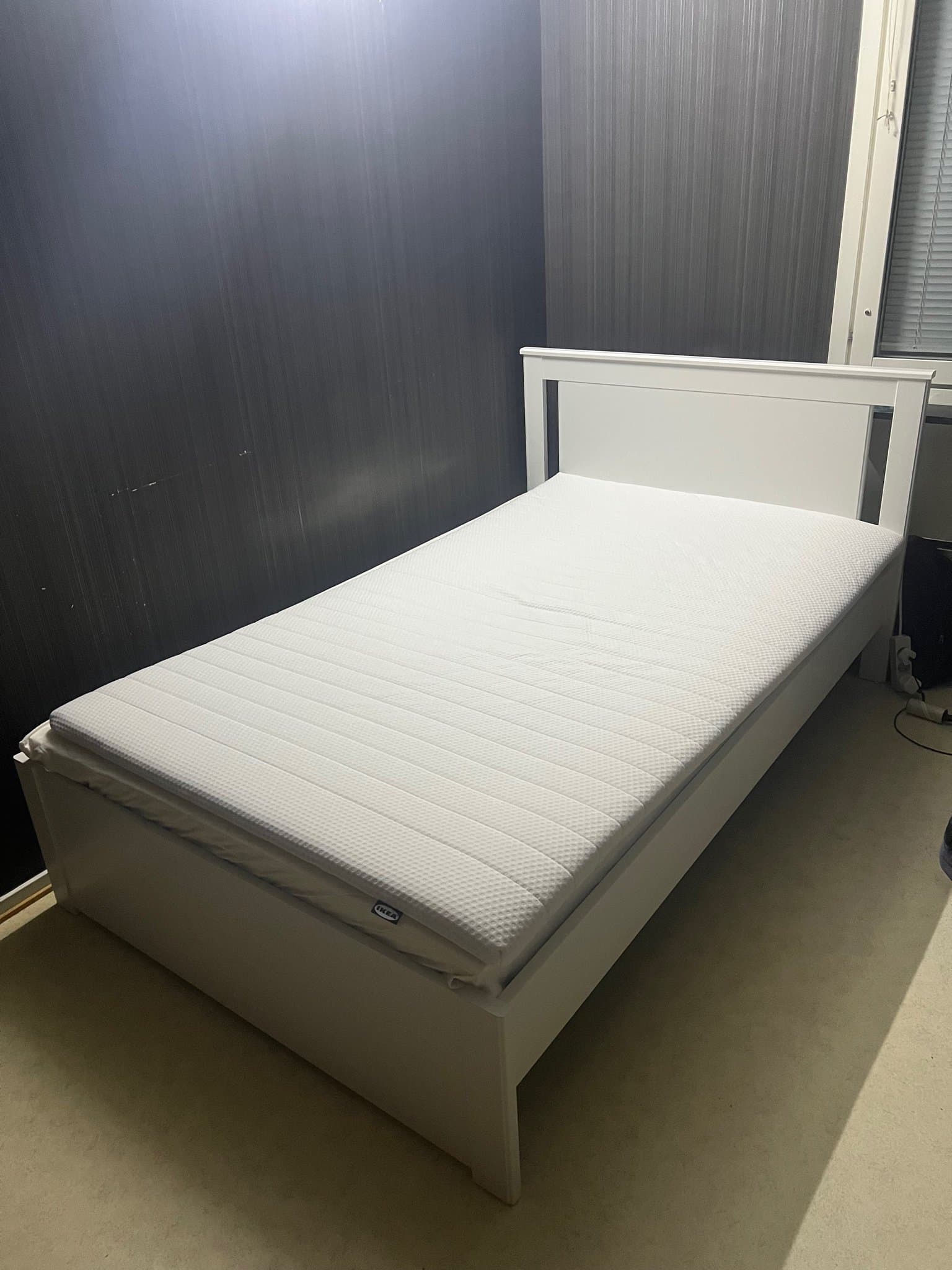 IKEA SONGESAND säng 120x200 vit med FÄGERÅSEN madrass och NISSEHOLM bäddmadrass