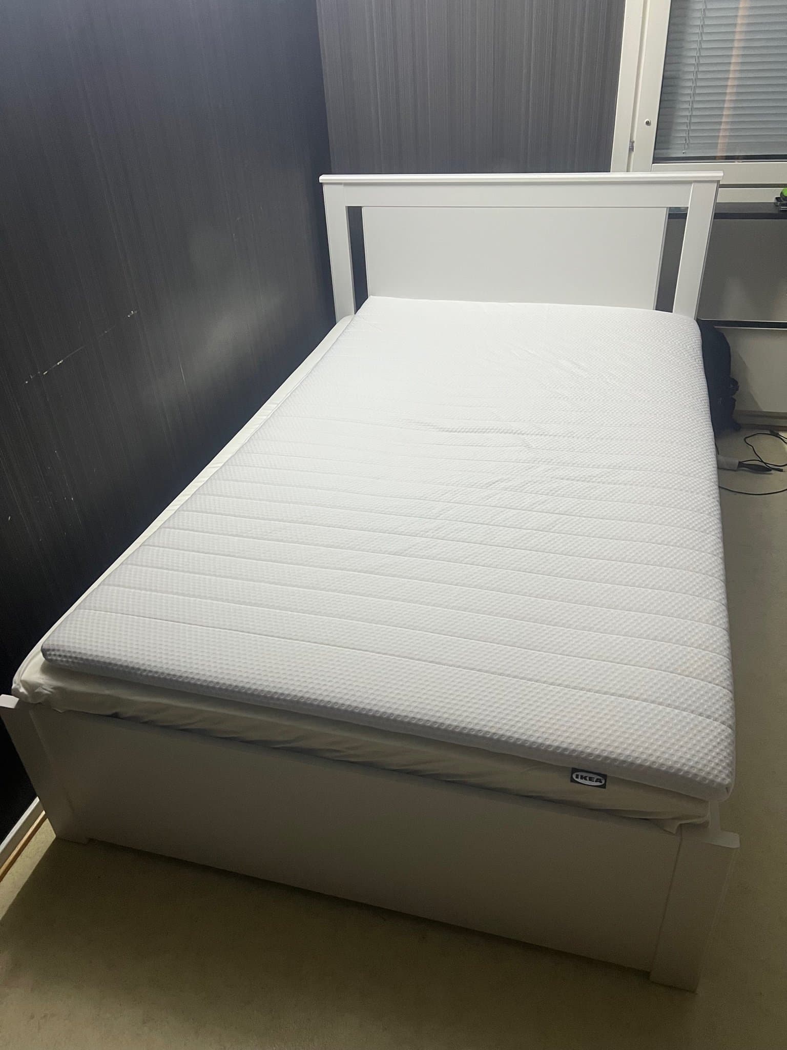 IKEA SONGESAND säng 120x200 vit med FÄGERÅSEN madrass och NISSEHOLM bäddmadrass