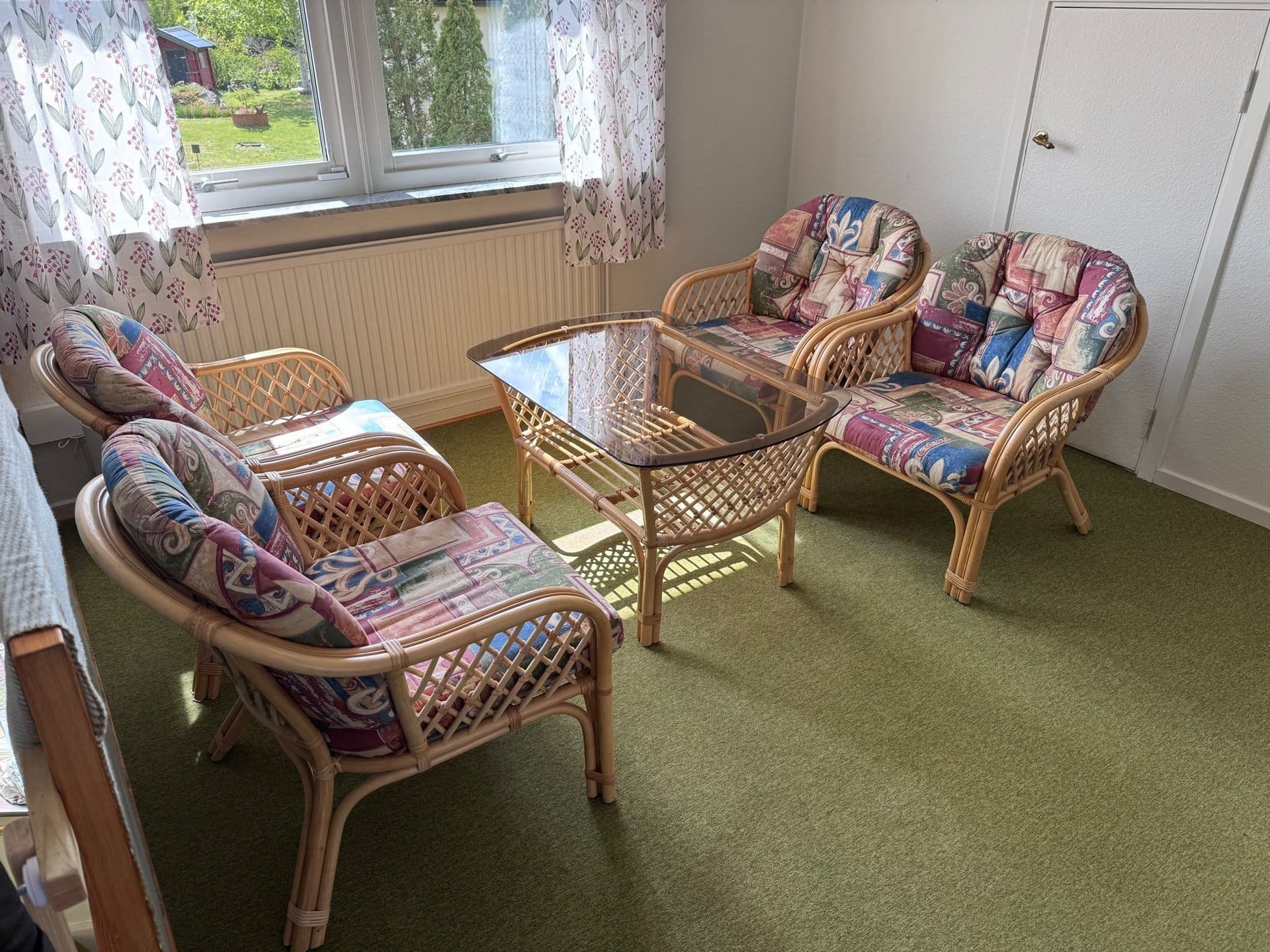 Rottingmöbler i bambu med bord och dynor