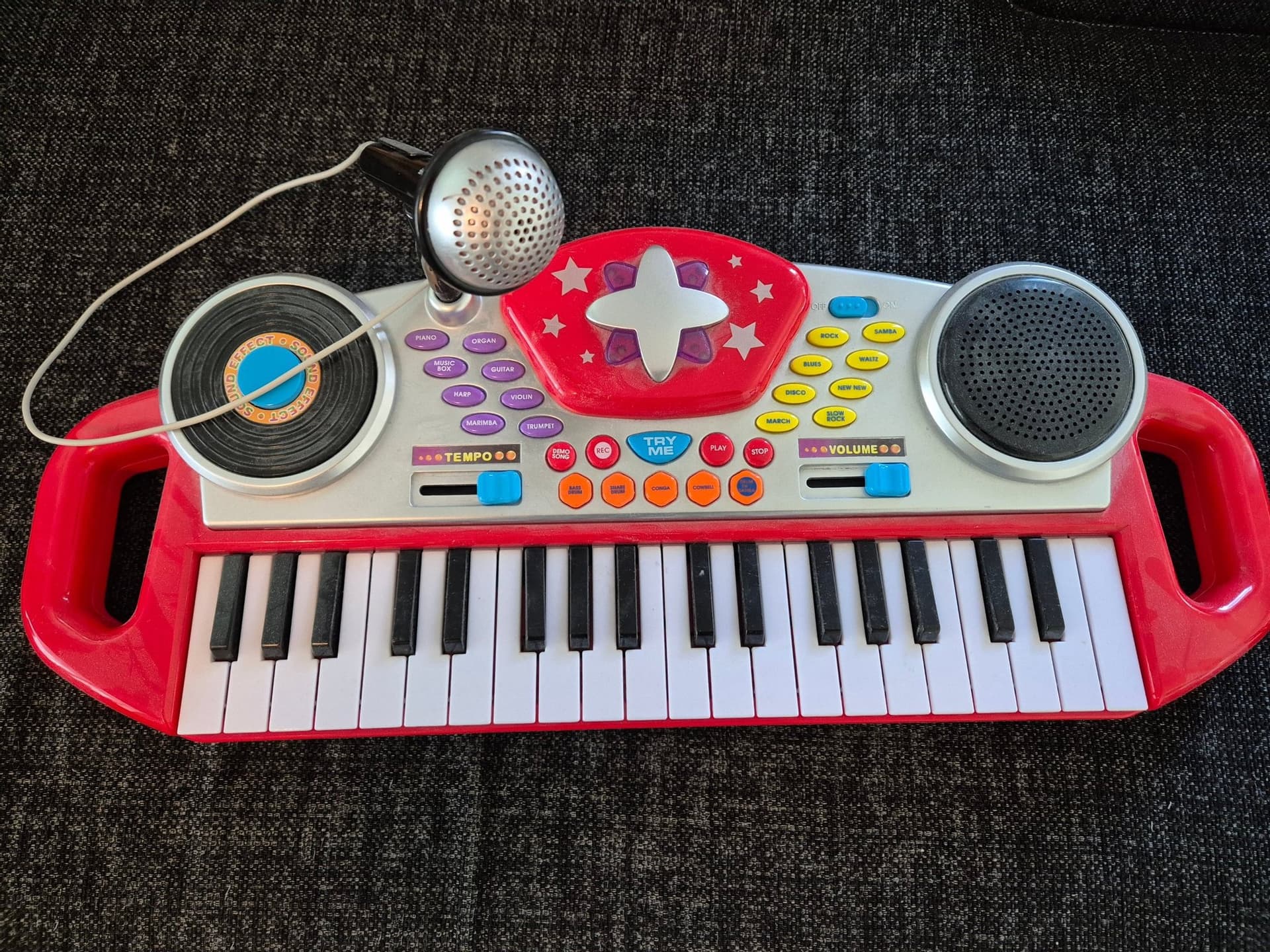 Leksakspiano med mikrofon