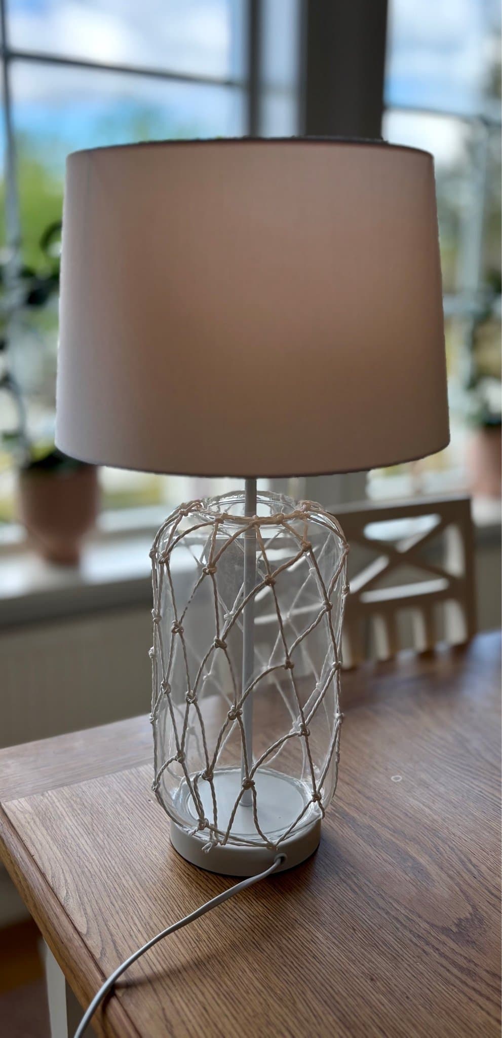 Bordslampa med nätmönstrad glasfot