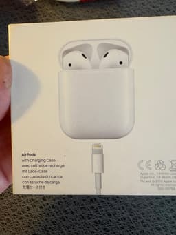 Apple AirPods med laddningsfodral defekt