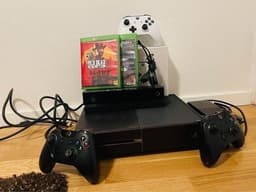 Xbox One med 3 handkontroller och 40 tum TV