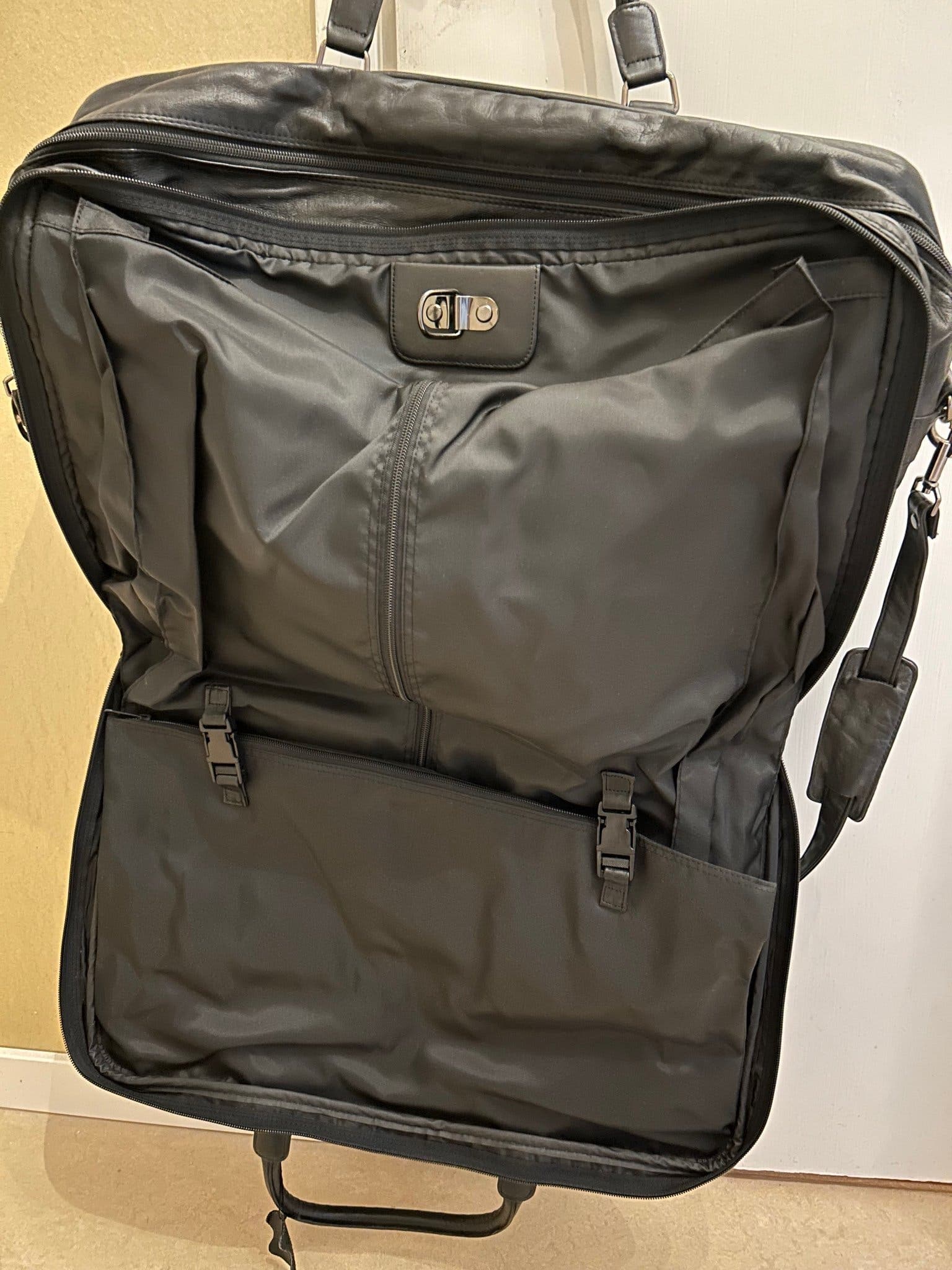 KLUGÉ Svart Läder Weekendbag