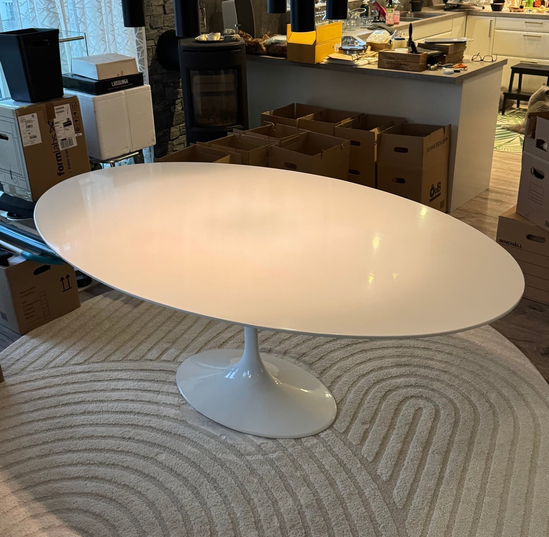 Oval Matbord med ikonisk tulpanfot