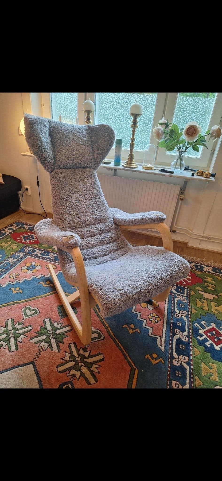 Vintige gungfåtölj i fårskinn