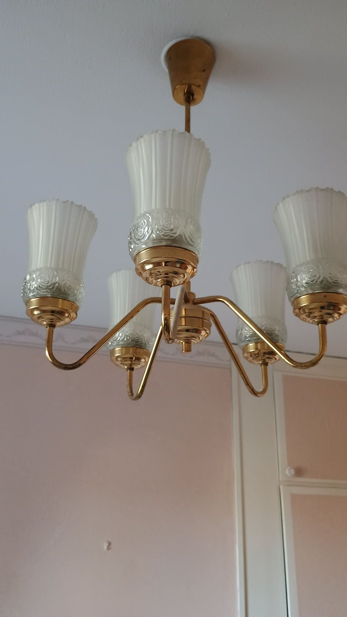 Taklampa i mässing med fem kupor