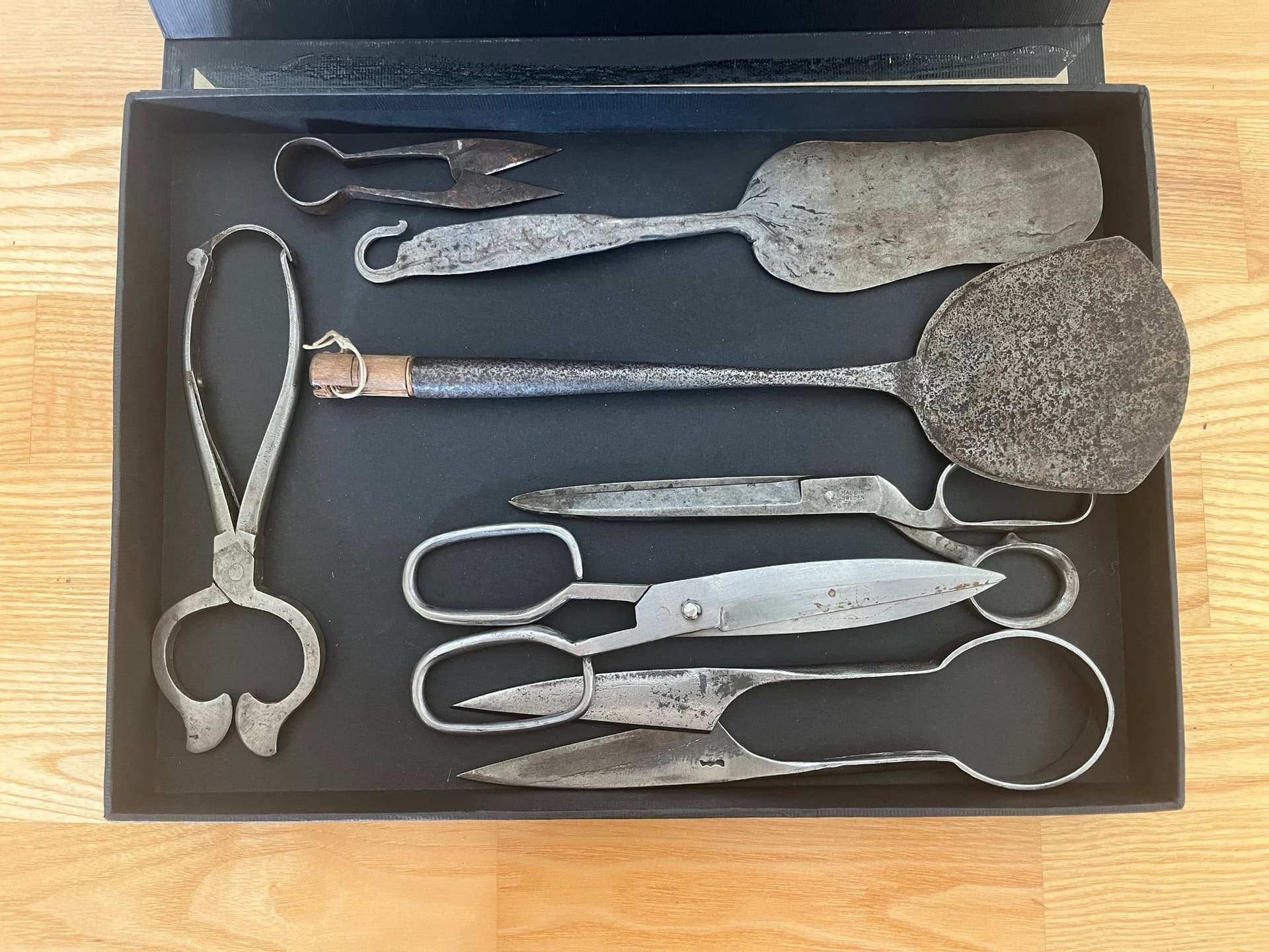 Antika saxar och köksredskap i metall