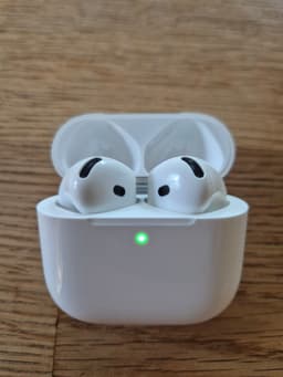 AirPods 4 med aktiv brusreducering