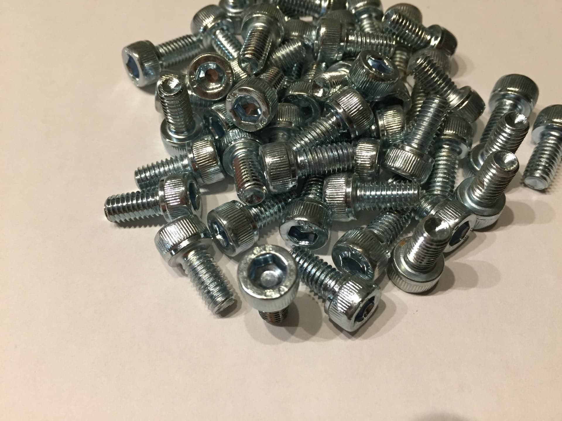 50st Cylindrisk maskinskruv med insex-fäste M6 x 1.0 x 12