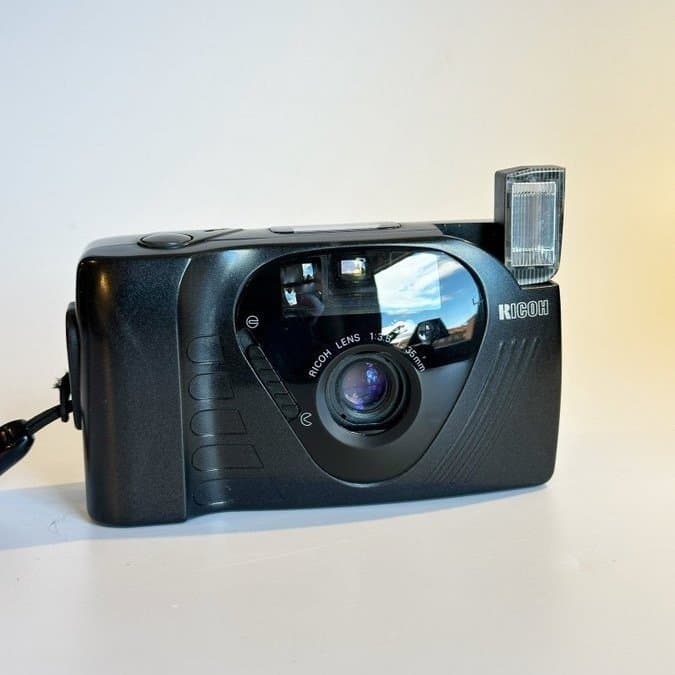 RICOH FF-9 35mm Point & Shoot Filmkamera – fungerande, blixt OK
