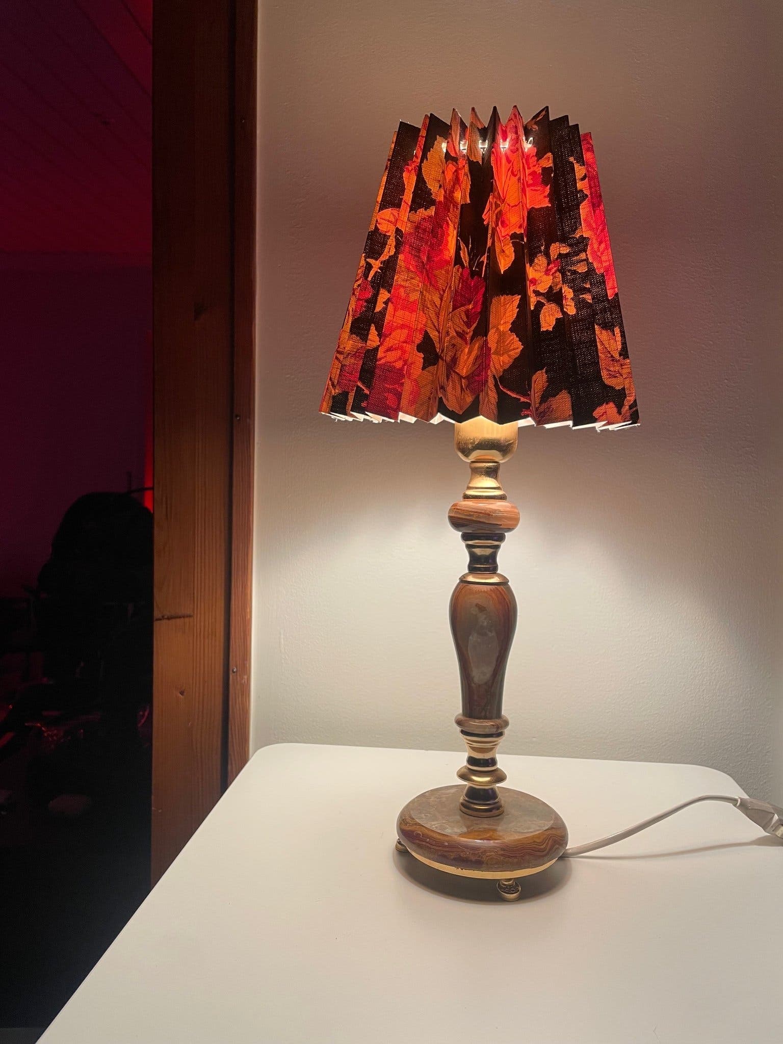 Bordslampa i Onyx och Mässing med blommig Lampskärm