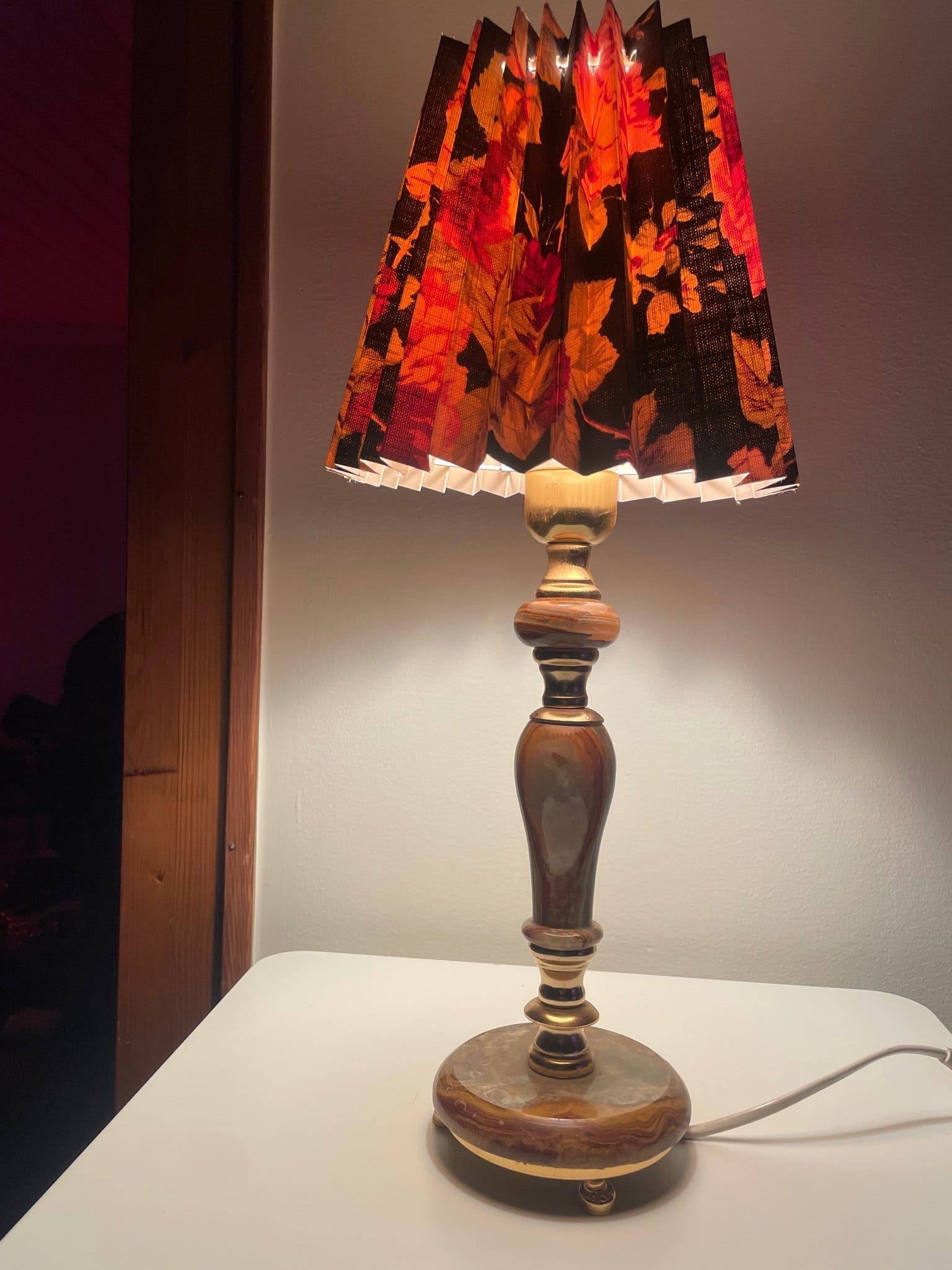 Bordslampa i Onyx och Mässing med blommig Lampskärm
