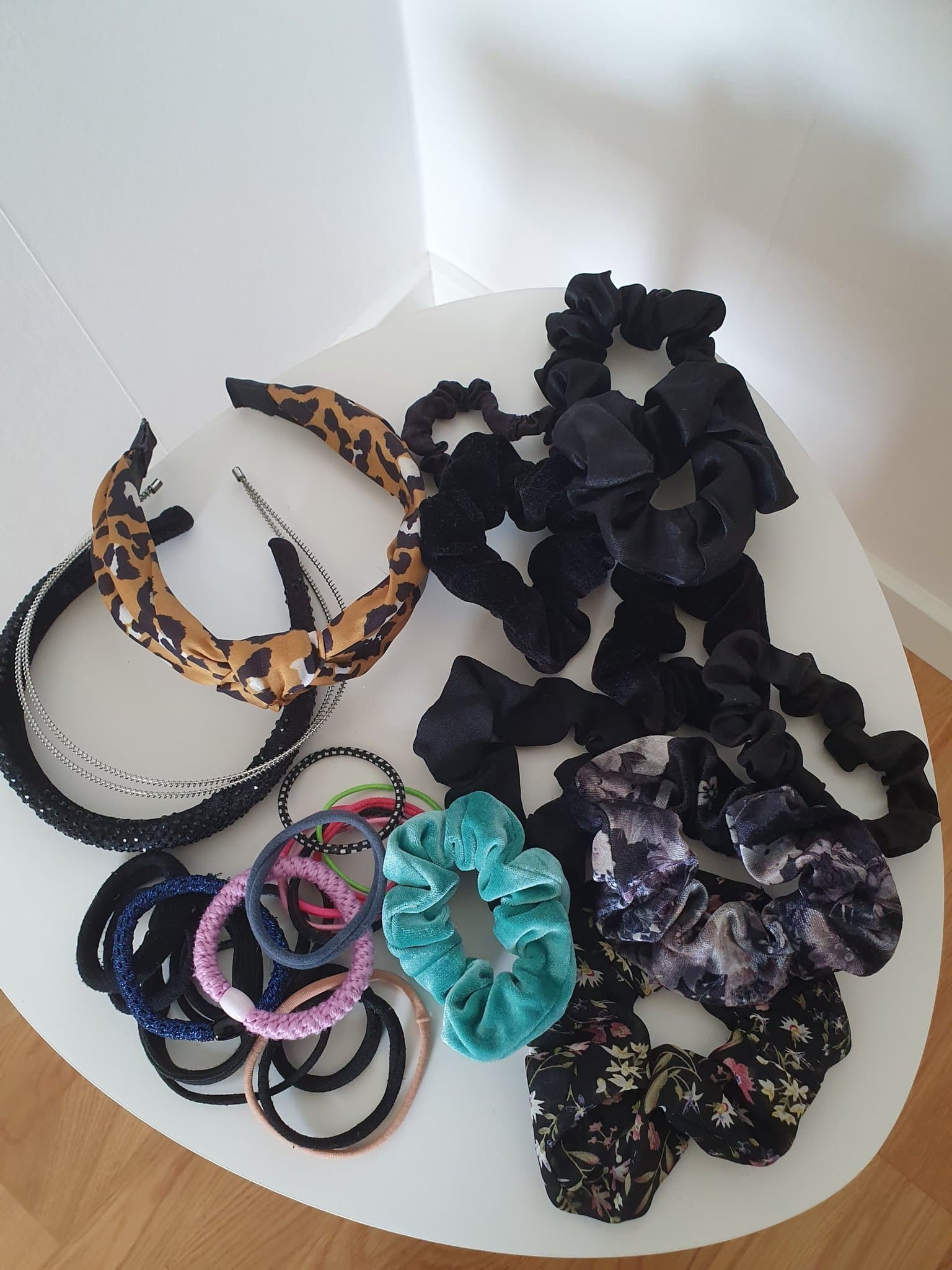 Ett paket med hårsnoddar och diadem