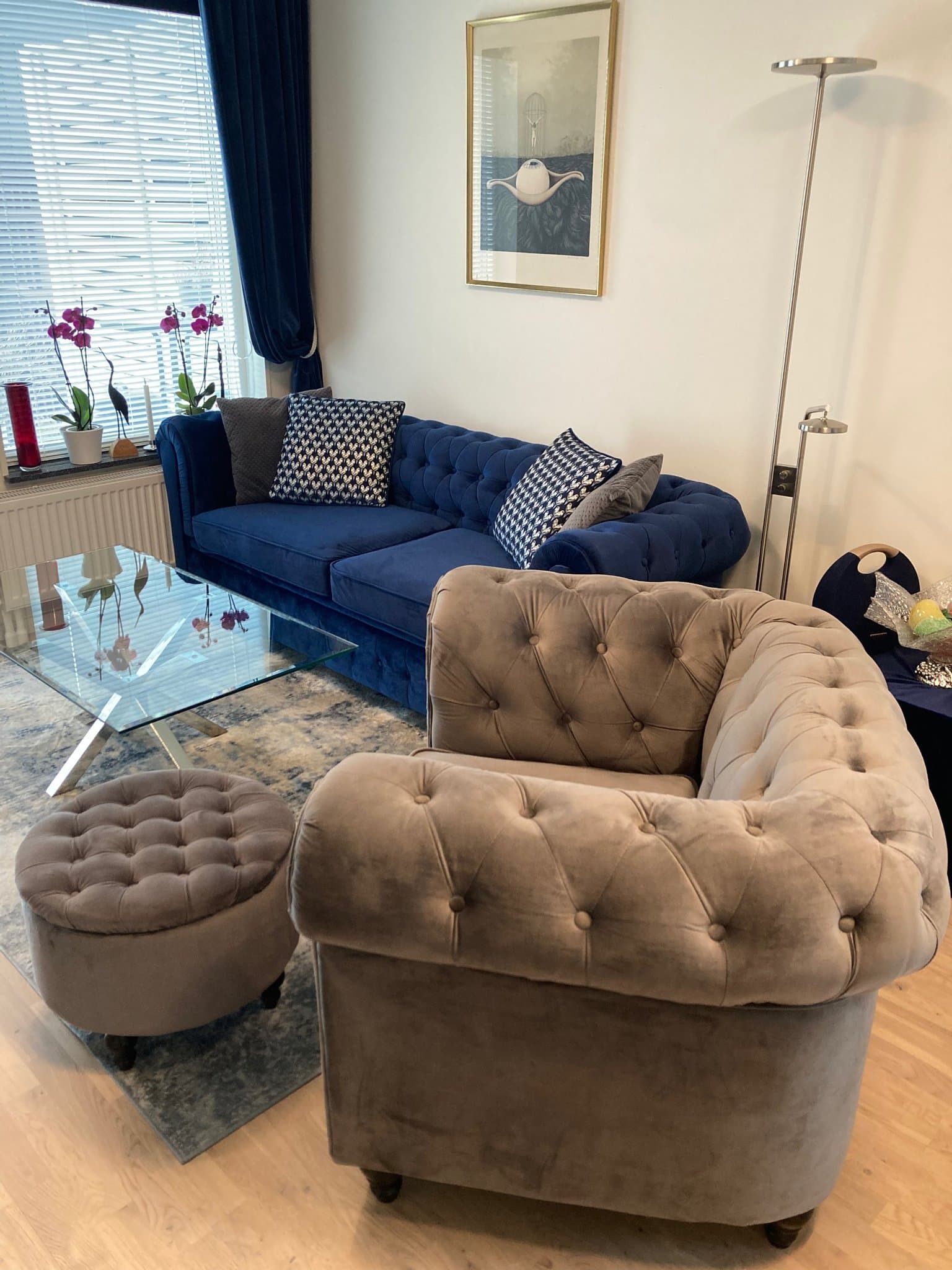 Chesterfield bäddsoffa (oanvänd madrass), fåtölj med fotpall, Trieste soffbord