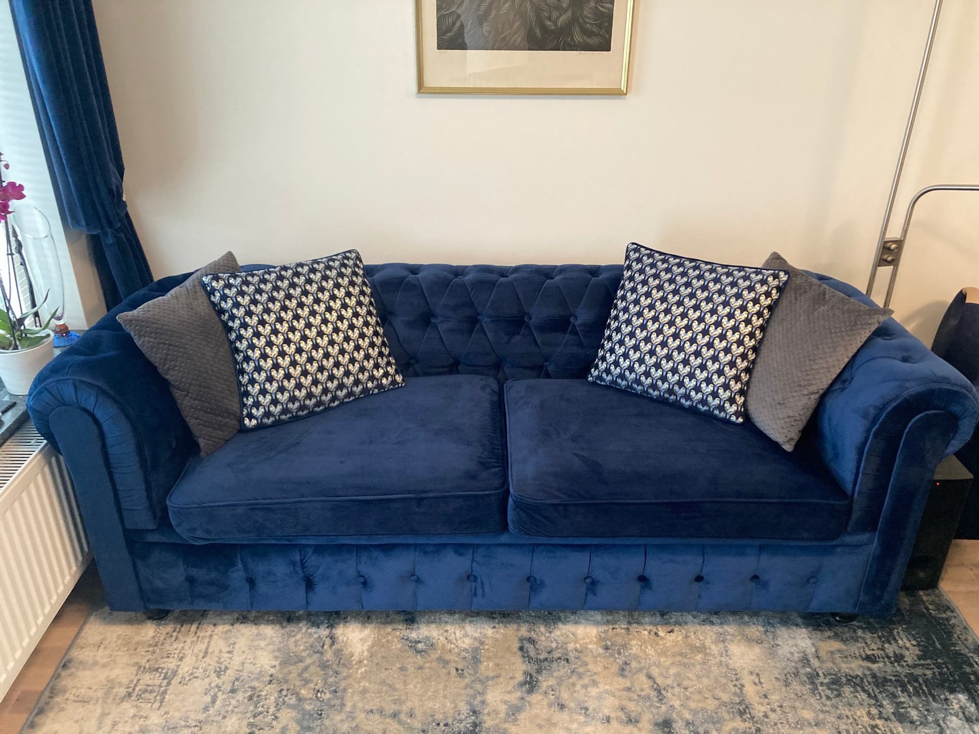 Chesterfield bäddsoffa (oanvänd madrass), fåtölj med fotpall, Trieste soffbord