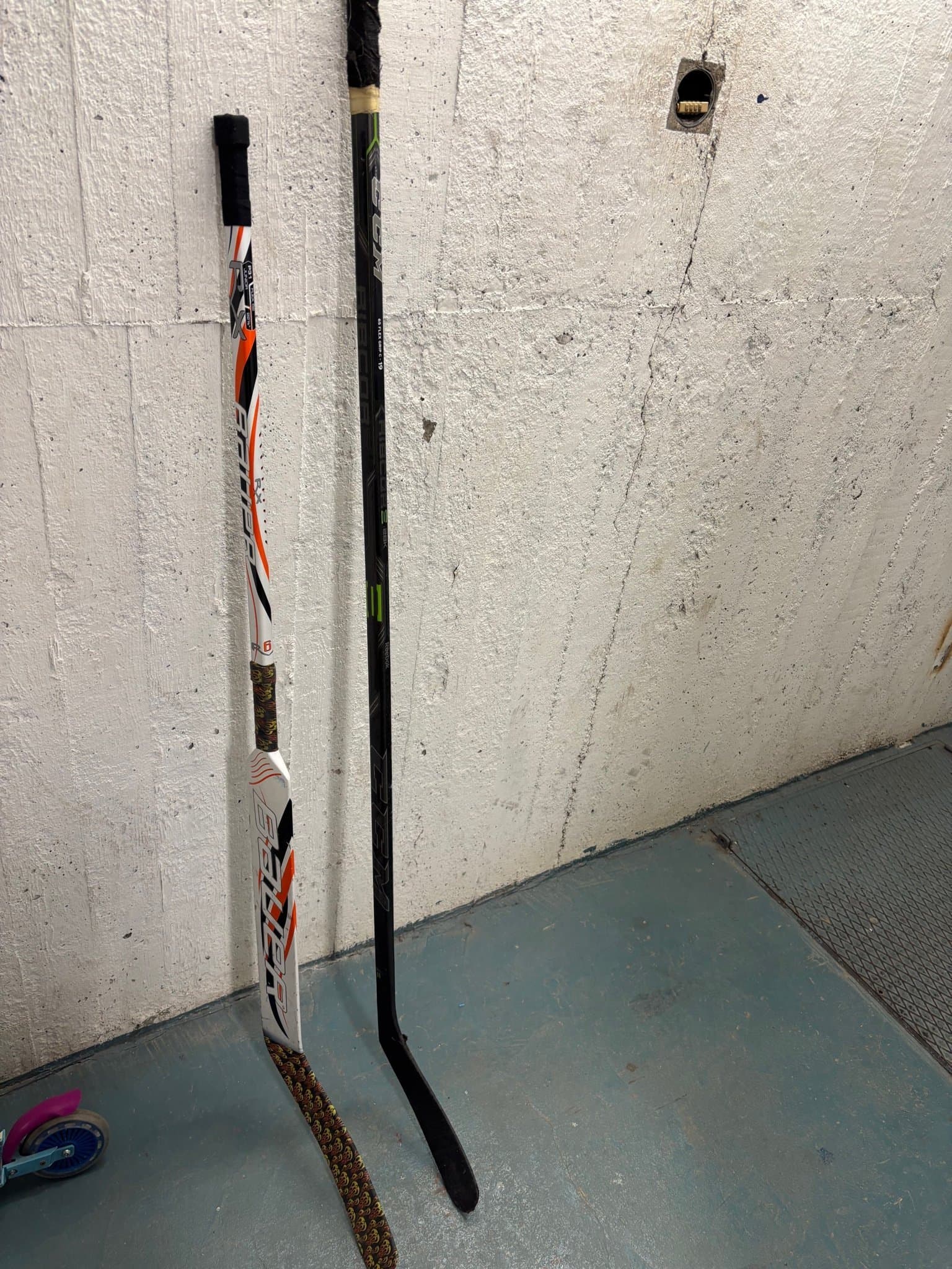Två hockeyklubbor, Bauer och CCM