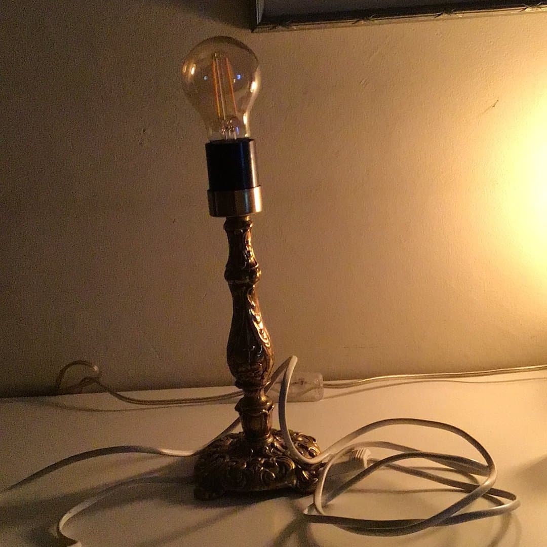 Bordslampa i mässing med glödlampa