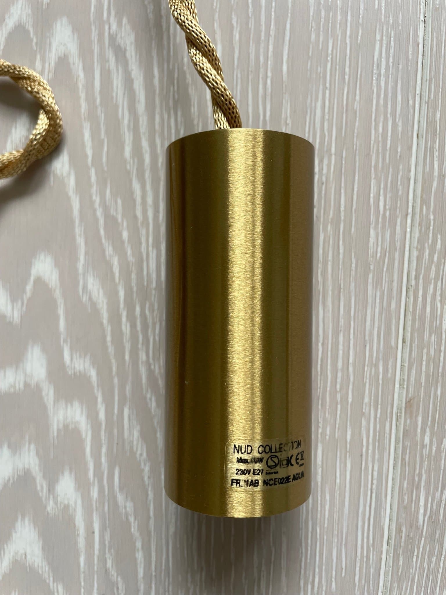 NUD Collection lampupphängning i mässing med guldfärgad textilsladd