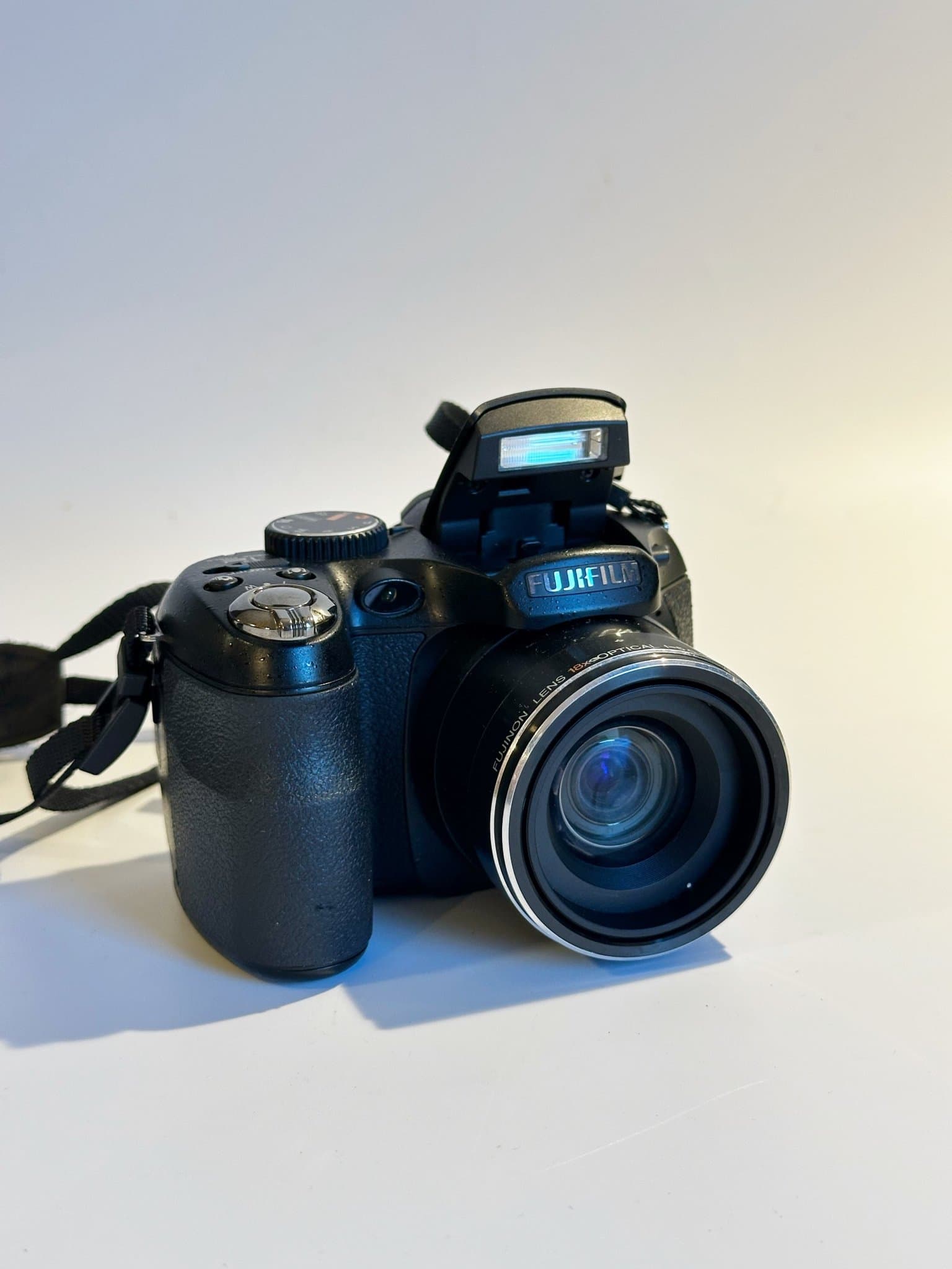Fujifilm FINEPIX S - Digitalkamera med 8GB minneskort och nya Batterier