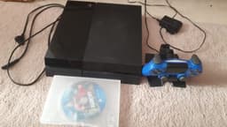 Sony Playstation 4 med handkontroll och spel