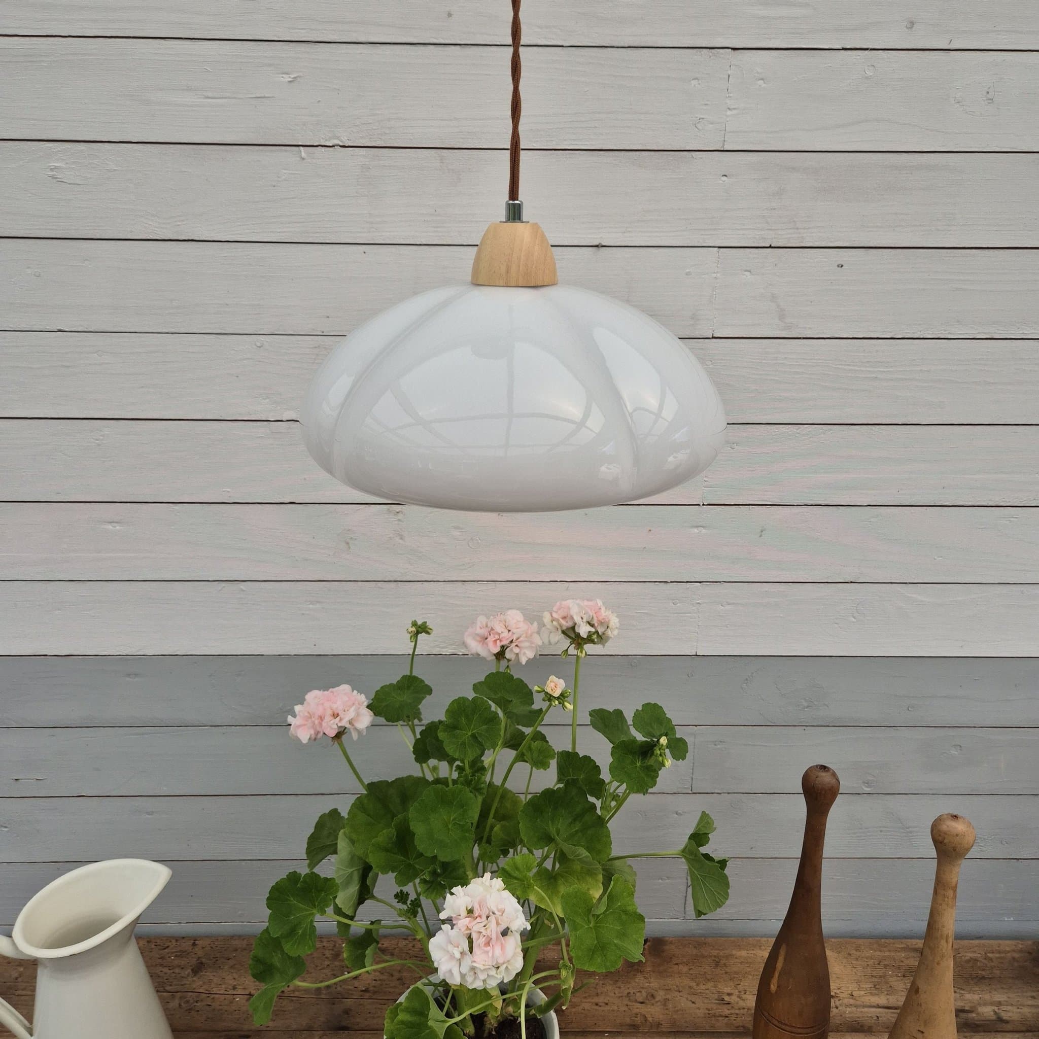 Taklampa i vitt glas och trä