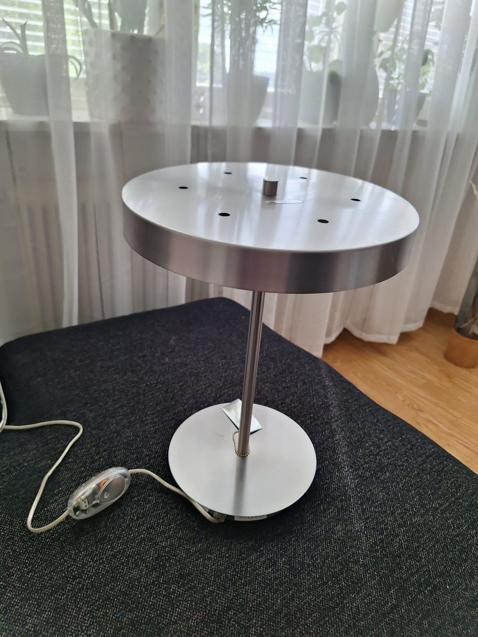 Bordslampa i borstad metall