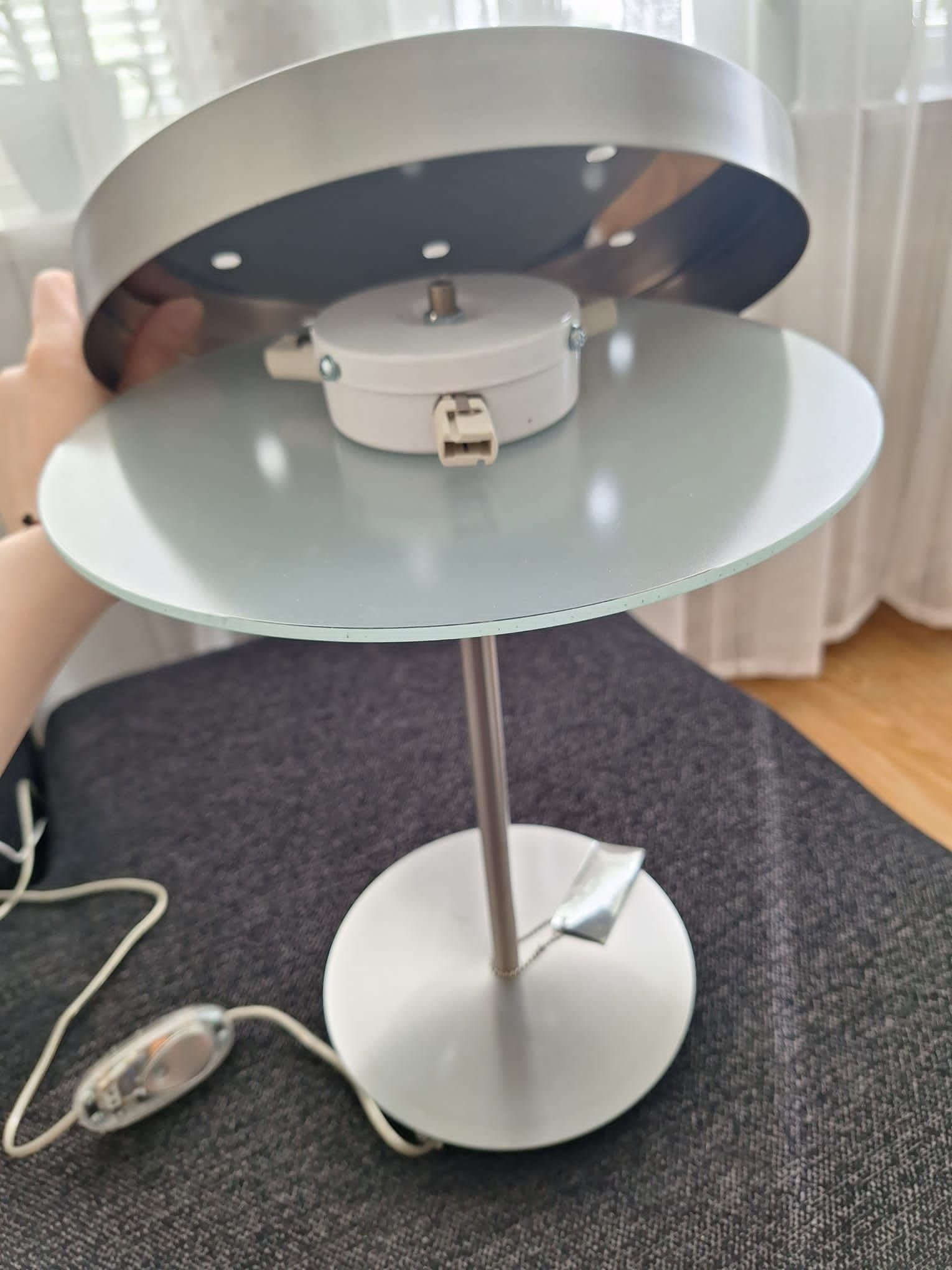 Bordslampa i borstad metall